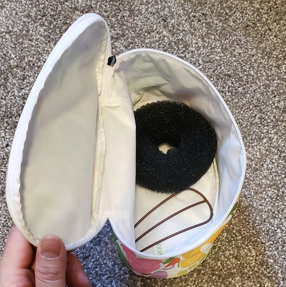 12/$30  π©βπ¦±π€  2 hair items and cosmetics bag - Picture 3 of 7